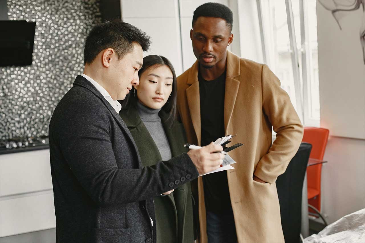 Dos clientes atendidas por un abogado. Abogados especialistas en extranjería en Madrid para ciudadanos chinos y extranjeros 